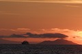 Couché de soleil avec un bareau de croisière et  l'île de Pinzon en arrère plan - Galapagos Ref:36984